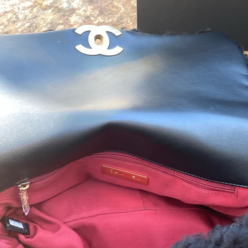 🖤 Rare Sherpa/ shearling authentic CHANEL 19 chain large bag / purse 🖤 - Picture 5 of 17